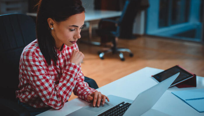 Як сидіти за ноутбуком, щоб не боліла спина